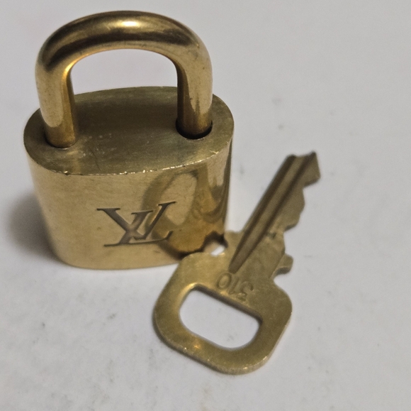 Louis vuitton Lock and key 300's Series - Picture 16 of 16